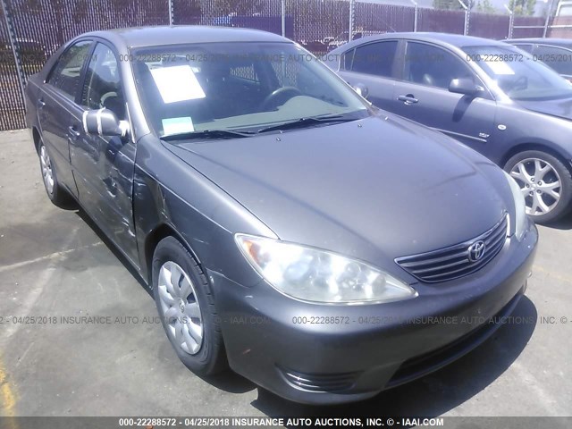 4T1BE32K85U985928 - 2005 TOYOTA CAMRY LE/XLE/SE GRAY photo 1