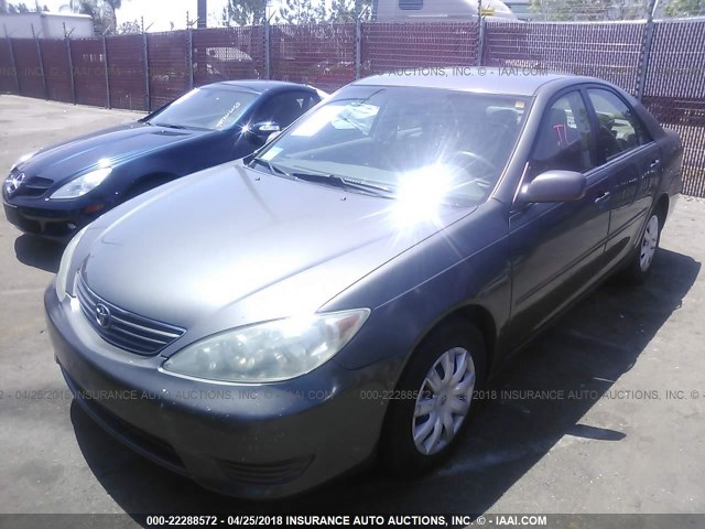 4T1BE32K85U985928 - 2005 TOYOTA CAMRY LE/XLE/SE ნაცრისფერი ფოტო 2