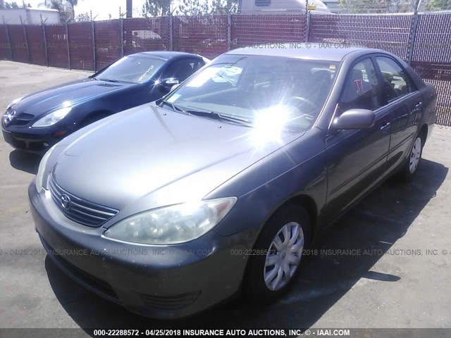 4T1BE32K85U985928 - 2005 TOYOTA CAMRY LE/XLE/SE GRAY photo 2