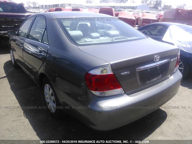 4T1BE32K85U985928 - 2005 TOYOTA CAMRY LE/XLE/SE ნაცრისფერი ფოტო 3
