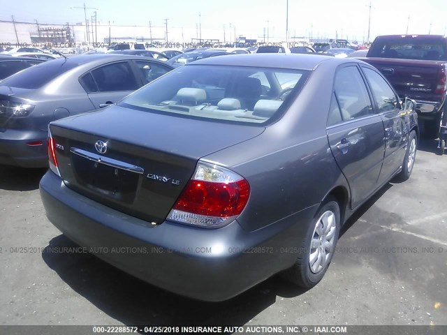 4T1BE32K85U985928 - 2005 TOYOTA CAMRY LE/XLE/SE ნაცრისფერი ფოტო 4