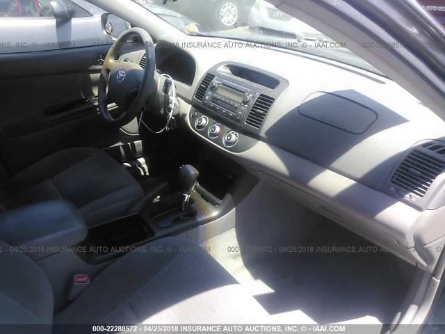 4T1BE32K85U985928 - 2005 TOYOTA CAMRY LE/XLE/SE ნაცრისფერი ფოტო 5