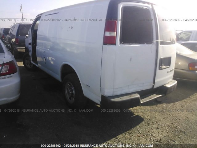 1GCGG25V751124312 - 2005 CHEVROLET EXPRESS G2500  WHITE photo 3