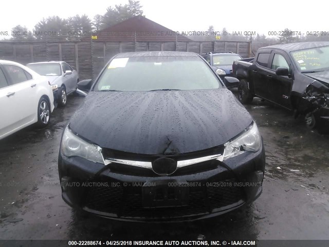 4T1BF1FK4FU035692 - 2015 TOYOTA CAMRY LE/XLE/SE/XSE შავი ფოტო 6