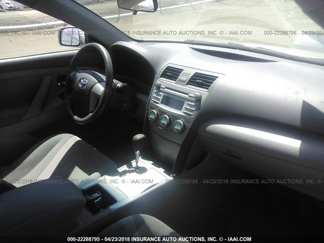 4T4BE46K98R033854 - 2008 TOYOTA CAMRY CE/LE/XLE/SE SILVER photo 5