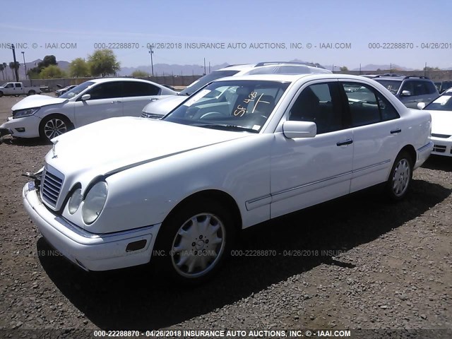 WDBJF82F4WX003906 - 1998 MERCEDES-BENZ E 320 4MATIC WHITE photo 2