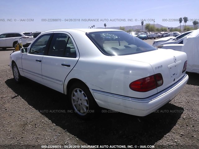 WDBJF82F4WX003906 - 1998 MERCEDES-BENZ E 320 4MATIC WHITE photo 3