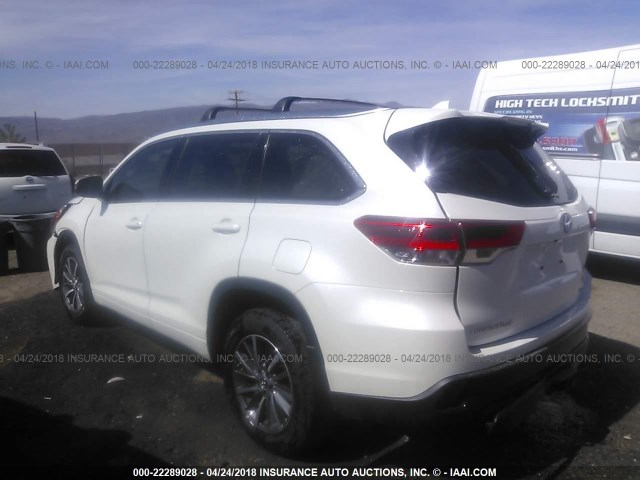 5TDJZRFH3HS514431 - 2017 TOYOTA HIGHLANDER SE/XLE WHITE photo 3