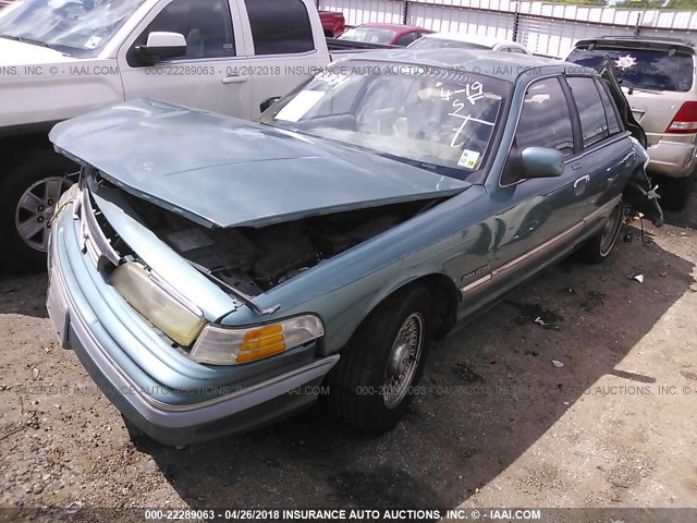 2FACP74W8PX133333 - 1993 FORD CROWN VICTORIA LX GREEN photo 2