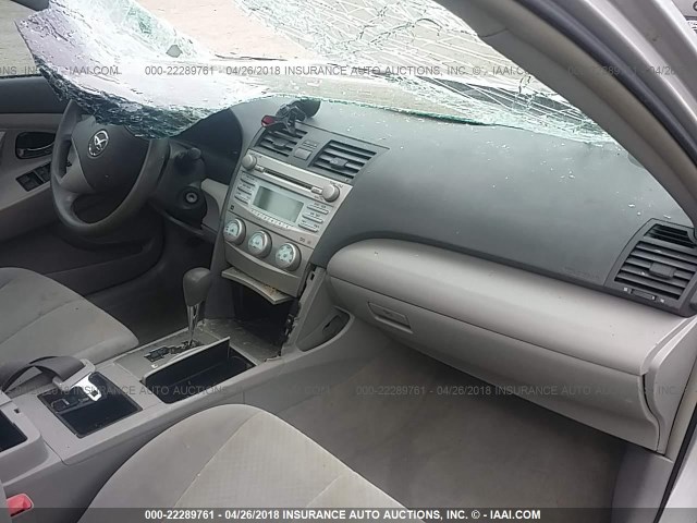 4T4BE46K49R066858 - 2009 TOYOTA CAMRY SE/LE/XLE ვერცხლისფერი ფოტო 5