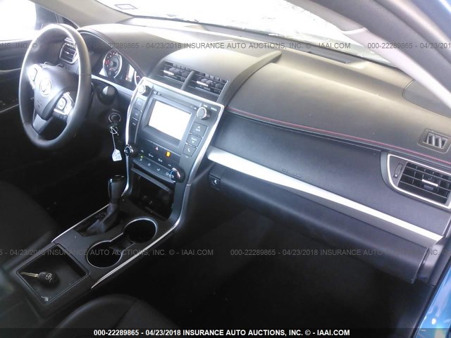 4T1BF1FK7HU650420 - 2017 TOYOTA CAMRY LE/XLE/SE/XSE BLUE photo 5