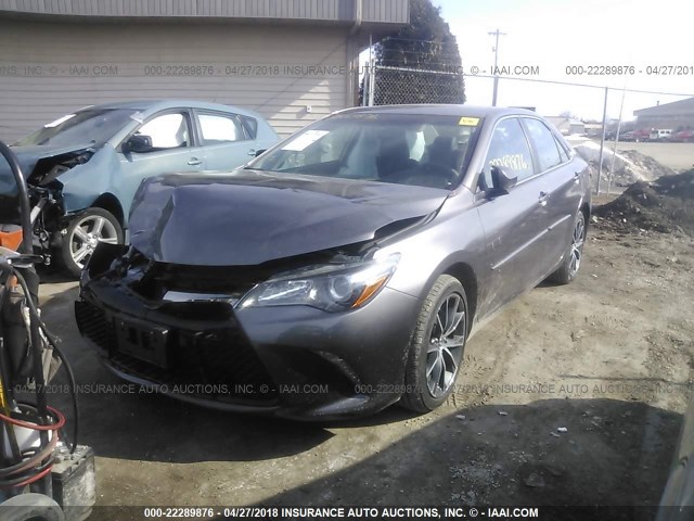 4T1BF1FK2HU379329 - 2017 TOYOTA CAMRY LE/XLE/SE/XSE GRAY photo 2