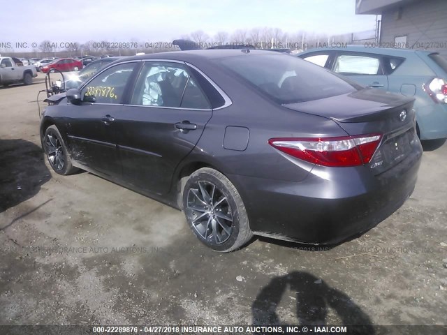 4T1BF1FK2HU379329 - 2017 TOYOTA CAMRY LE/XLE/SE/XSE GRAY photo 3