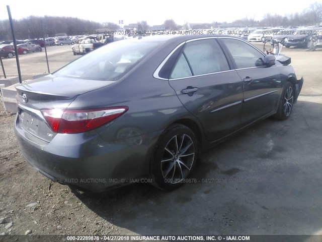 4T1BF1FK2HU379329 - 2017 TOYOTA CAMRY LE/XLE/SE/XSE GRAY photo 4