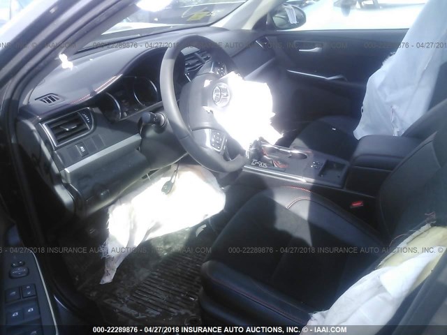 4T1BF1FK2HU379329 - 2017 TOYOTA CAMRY LE/XLE/SE/XSE GRAY photo 5