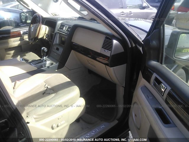 5LMFU27555LJ19902 - 2005 LINCOLN NAVIGATOR BLACK photo 5