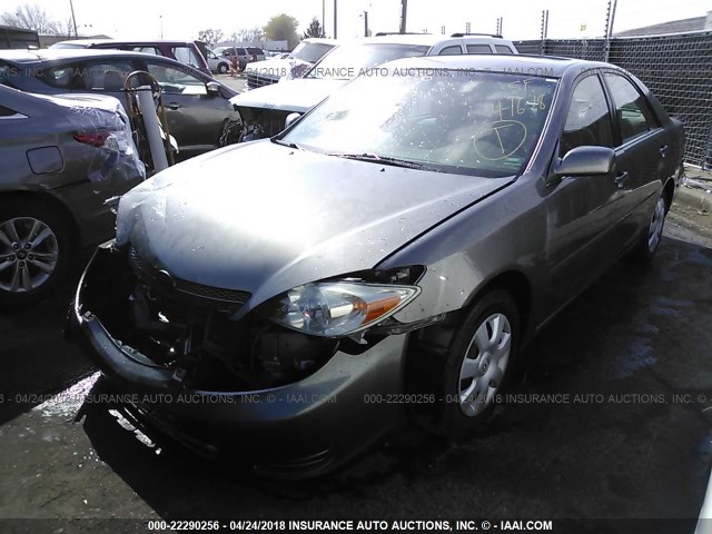 4T1BE32KX2U606889 - 2002 TOYOTA CAMRY LE/XLE/SE GRAY photo 2