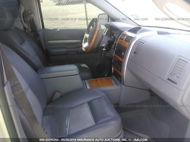 1A8HX58248F103764 - 2008 CHRYSLER ASPEN LIMITED WHITE photo 5