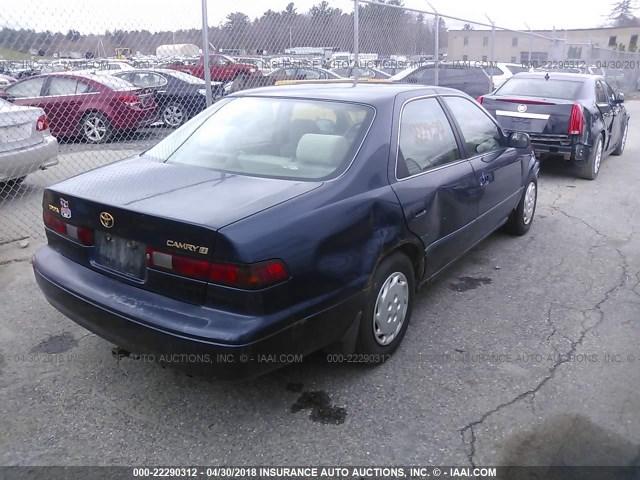 4T1BG22KXWU235260 - 1998 TOYOTA CAMRY CE/LE/XLE BLUE photo 4