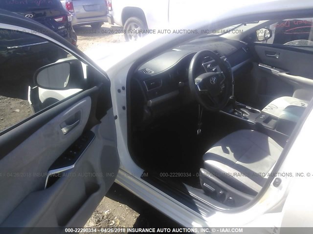 4T1BF1FK3GU119987 - 2016 TOYOTA CAMRY LE/XLE/SE/XSE WHITE photo 5