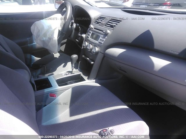 4T1BF3EK6BU632883 - 2011 TOYOTA CAMRY SE/LE/XLE WHITE photo 5