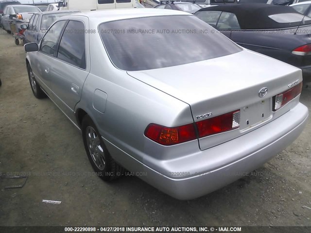 JT2BG22K1Y0454101 - 2000 TOYOTA CAMRY CE/LE/XLE 银色 照片 3