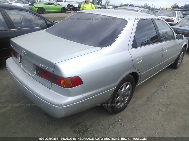 JT2BG22K1Y0454101 - 2000 TOYOTA CAMRY CE/LE/XLE SILVER photo 4