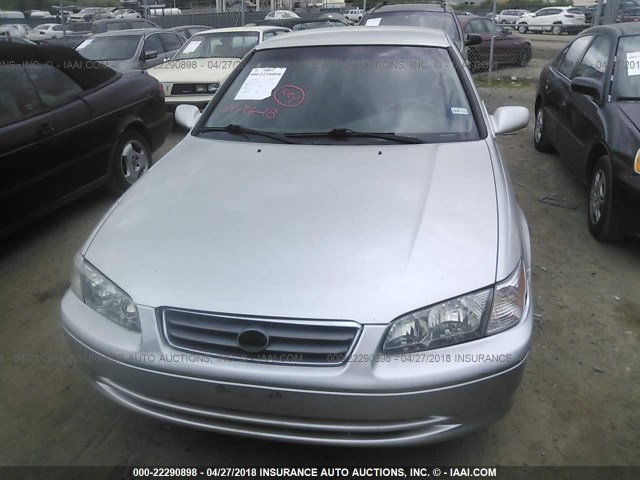 JT2BG22K1Y0454101 - 2000 TOYOTA CAMRY CE/LE/XLE SILVER photo 6