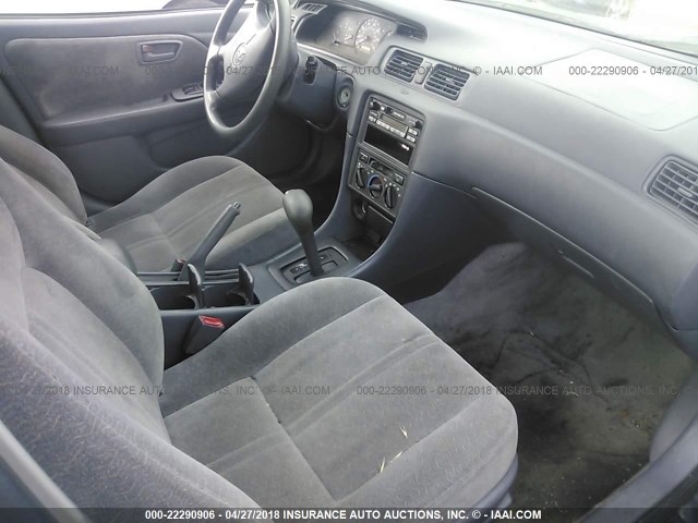 JT2BG22K0W0244036 - 1998 TOYOTA CAMRY CE/LE/XLE 灰色 照片 5