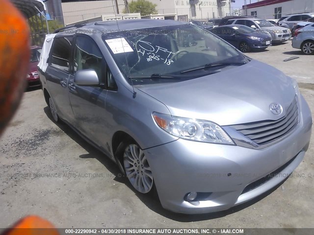 5TDYK3DC8DS390898 - 2013 TOYOTA SIENNA XLE/LIMITED SILVER photo 1