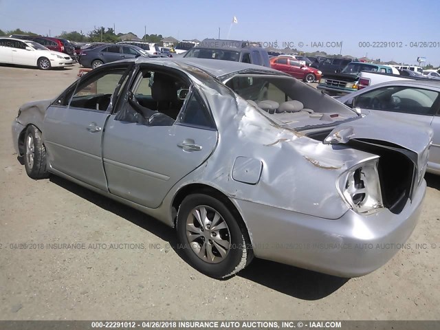 4T1BF32K35U609117 - 2005 TOYOTA CAMRY LE/XLE/SE ვერცხლისფერი ფოტო 3
