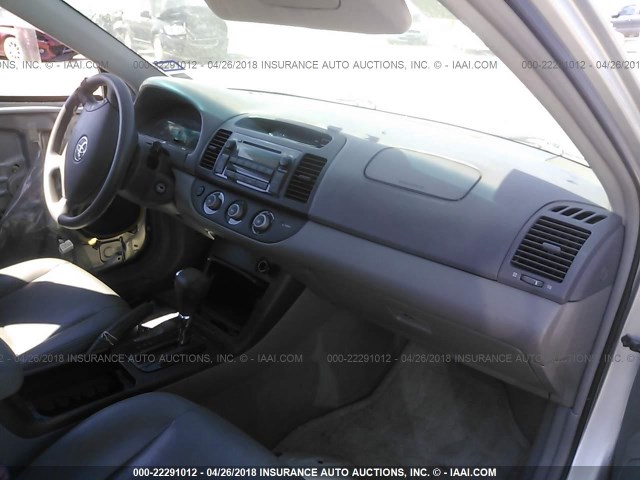 4T1BF32K35U609117 - 2005 TOYOTA CAMRY LE/XLE/SE ვერცხლისფერი ფოტო 5