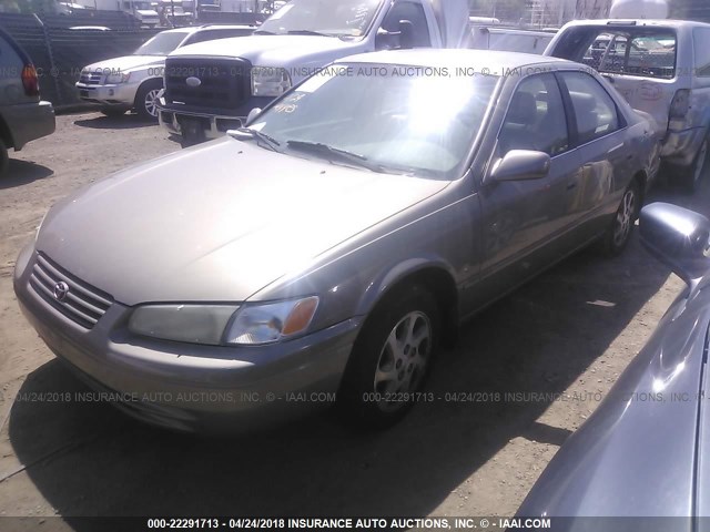 JT2BF22K2X0235648 - 1999 TOYOTA CAMRY LE/XLE GOLD photo 2