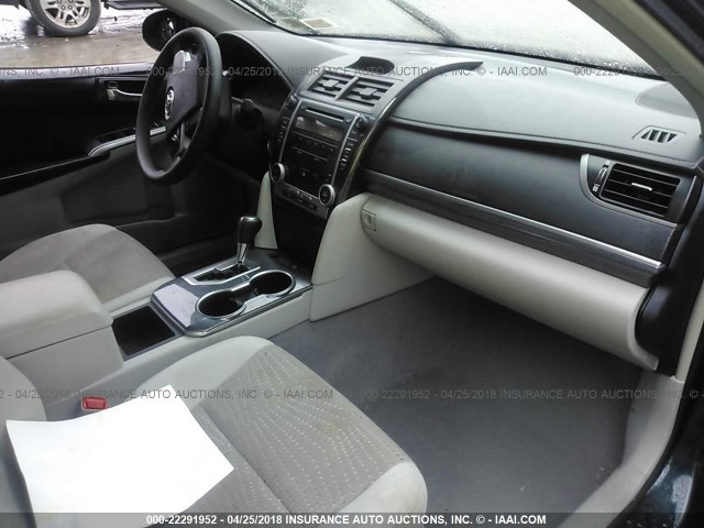 4T1BD1FK8CU050939 - 2012 TOYOTA CAMRY HYBRID/LE/XLE 深蓝色 照片 5