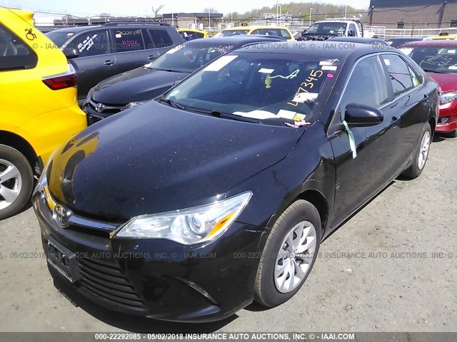 4T4BF1FK4FR477345 - 2015 TOYOTA CAMRY LE/XLE/SE/XSE შავი ფოტო 2