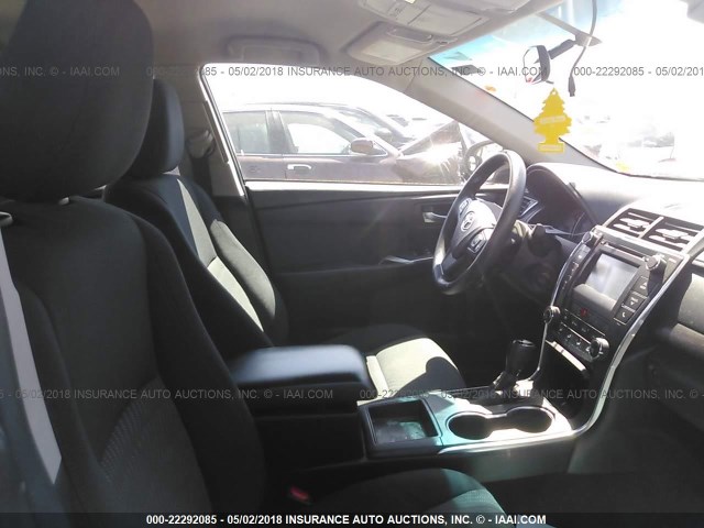 4T4BF1FK4FR477345 - 2015 TOYOTA CAMRY LE/XLE/SE/XSE შავი ფოტო 5