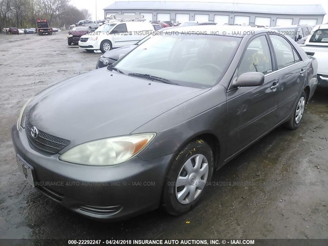 4T1BE32K04U928640 - 2004 TOYOTA CAMRY LE/XLE/SE ნაცრისფერი ფოტო 2