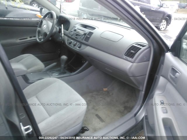 4T1BE32K04U928640 - 2004 TOYOTA CAMRY LE/XLE/SE ნაცრისფერი ფოტო 5