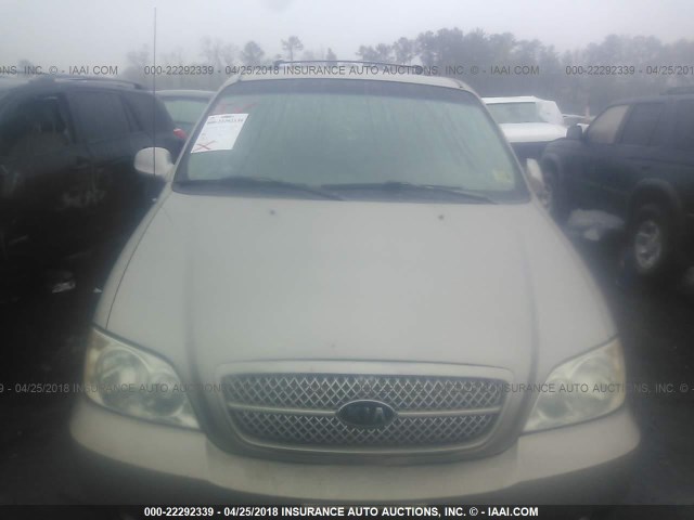 KNDUP131956644334 - 2005 KIA SEDONA EX/LX BEIGE photo 6