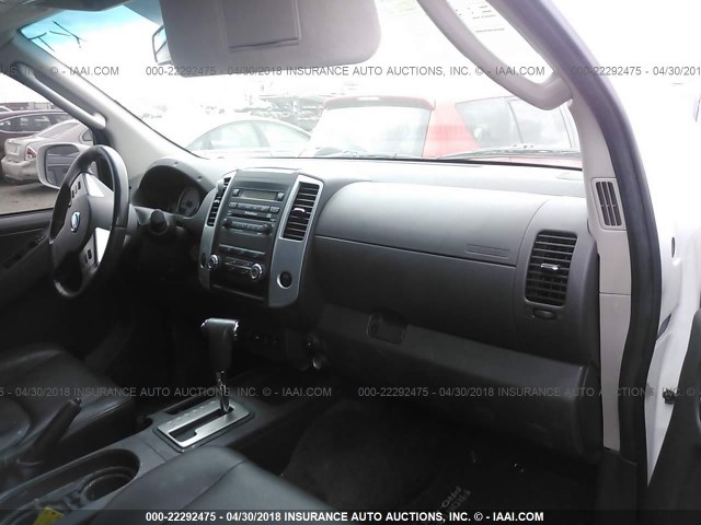 1N6AD0EV7BC452149 - 2011 NISSAN FRONTIER S/SV/SL/PRO-4X WHITE photo 5