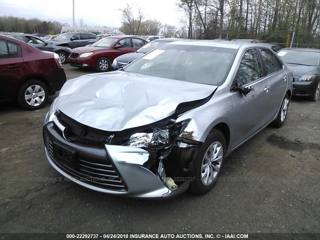 4T4BF1FK8GR576414 - 2016 TOYOTA CAMRY LE/XLE/SE/XSE ვერცხლისფერი ფოტო 2