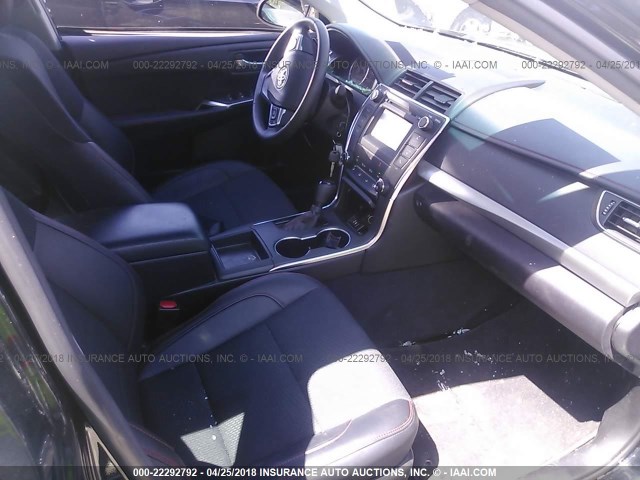 4T1BF1FKXHU417180 - 2017 TOYOTA CAMRY LE/XLE/SE/XSE BLACK photo 5