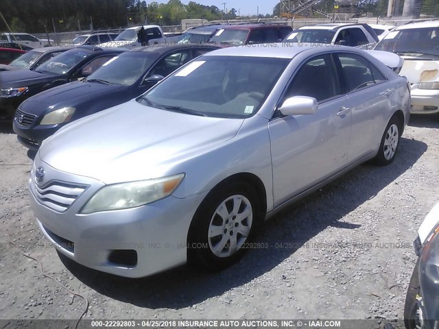 4T1BF3EKXAU052647 - 2010 TOYOTA CAMRY SE/LE/XLE ვერცხლისფერი ფოტო 2
