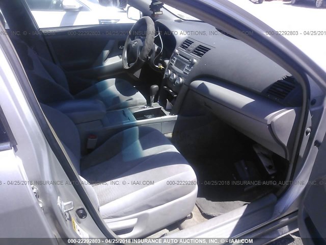 4T1BF3EKXAU052647 - 2010 TOYOTA CAMRY SE/LE/XLE ვერცხლისფერი ფოტო 5