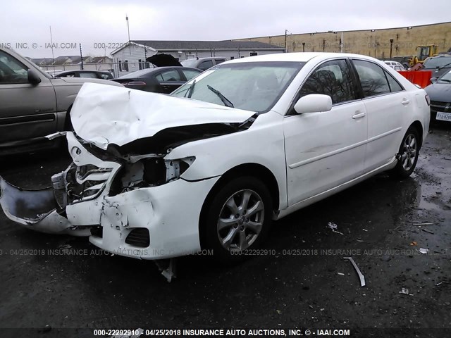 4T1BF3EK4BU666336 - 2011 TOYOTA CAMRY SE/LE/XLE თეთრი ფოტო 2