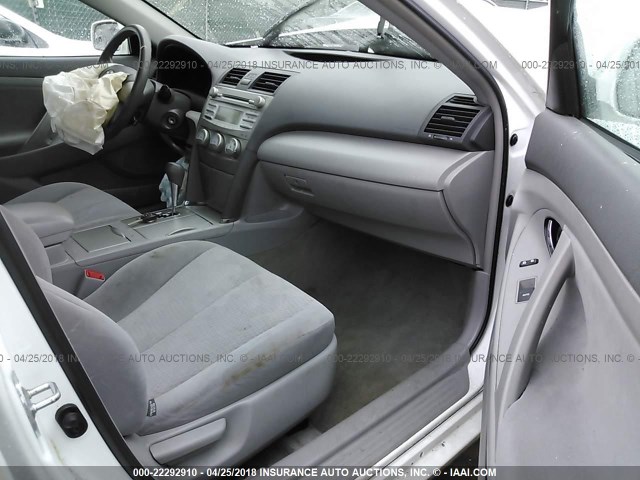 4T1BF3EK4BU666336 - 2011 TOYOTA CAMRY SE/LE/XLE თეთრი ფოტო 5