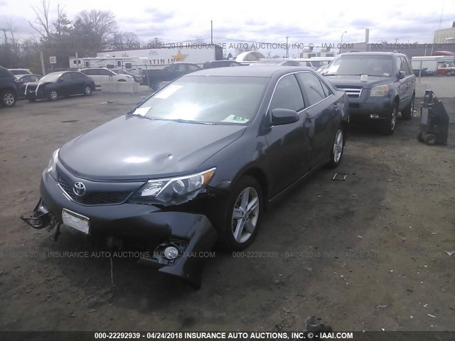 4T1BF1FK1CU130061 - 2012 TOYOTA CAMRY SE/LE/XLE GRAY photo 2