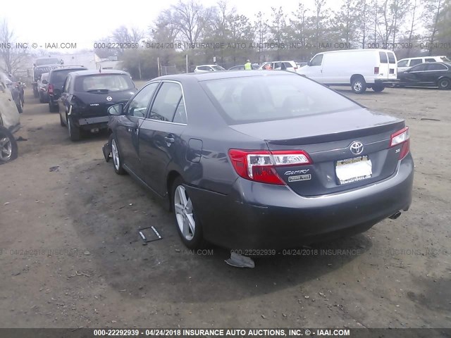 4T1BF1FK1CU130061 - 2012 TOYOTA CAMRY SE/LE/XLE GRAY photo 3