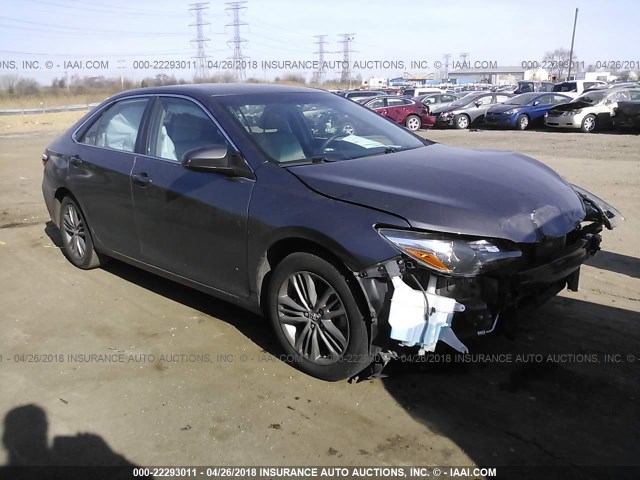 4T1BF1FK0FU026388 - 2015 TOYOTA CAMRY LE/XLE/SE/XSE GRAY photo 1