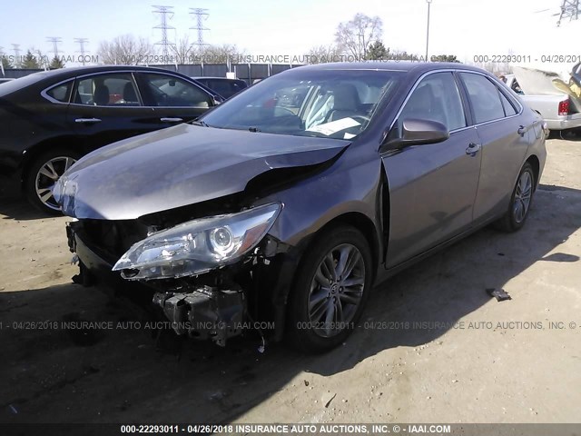 4T1BF1FK0FU026388 - 2015 TOYOTA CAMRY LE/XLE/SE/XSE GRAY photo 2